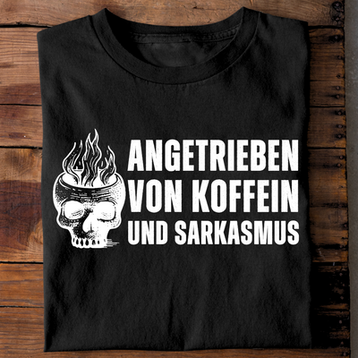 Angetrieben von Koffein und Sarkasmus - T-Shirt