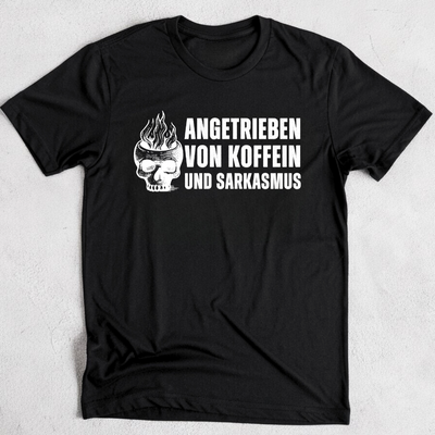 Angetrieben von Koffein und Sarkasmus - T-Shirt